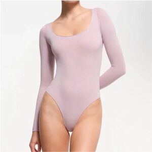 SKIMS ESSENTIAL BODYSUITS
LONG SLEEVE SCOOP NECK BODYSUIT | COLOR: DUSK | S/M